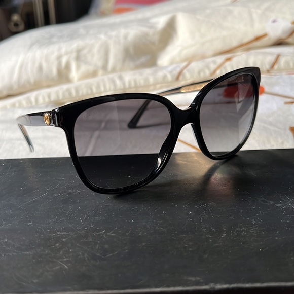 Gucci black sunglasses with gold logo - Picture 13 of 14